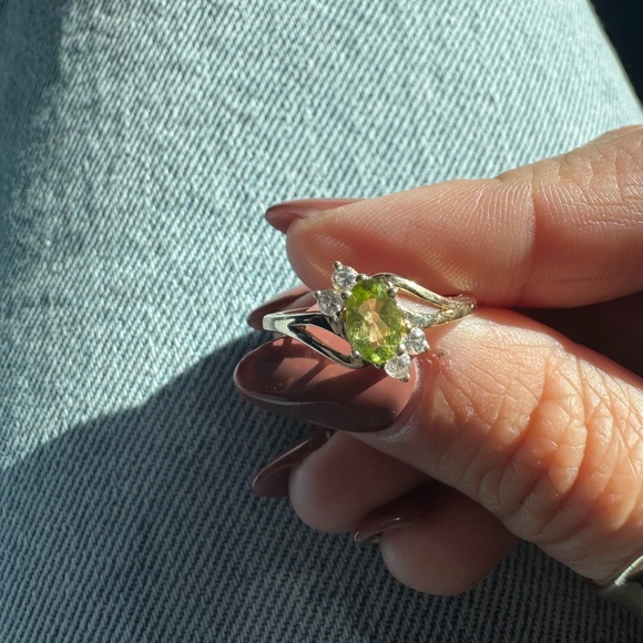 10 kt Elegant Gold and Green Gemstone Ring with diamond accents - Picture 1 of 13